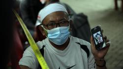 Pasrah dan Ikhlas, Pria Ini Sabar Menanti Kabar Jasad Istri Tercinta di RS Polri