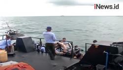 Video KRI Rigel Tampung Temuan Bagian Tubuh Korban dan Serpihan Pesawat SJ-182