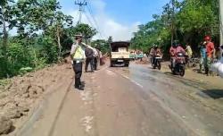 Pascalongsor Jalan Cijapati Garut Kembali Dibuka, Kendaraan Melintas Harus Bergantian