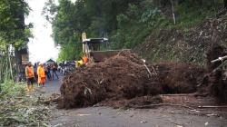 Longsor Terjang Salawu, Jalan Utama Tasikmalaya-Garut Sempat Terputus<