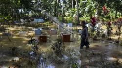 Sungai Cikidang Tasikmalaya Meluap, Warga Memancing di TPU yang Terendam Banjir<
