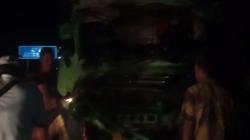 Truk Fuso Tabrak Mobil Tangki Parkir di Perempatan Tol Kayu Agung, Sopir Kritis<