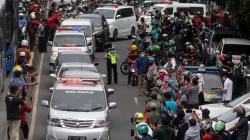 Masyarakat Turun ke Jalan Iringi Jenazah Syekh Ali Jaber Menuju Pemakaman