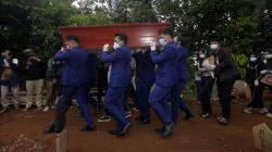 Para Pramugara Sriwijaya Air Angkat Peti Jenazah Okky Bisma Menuju Pemakaman