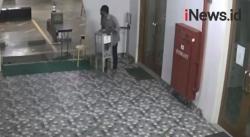 Rekaman CCTV Aksi Pencurian Kotak Amal Masjid di Hotel Menteng Jakpus