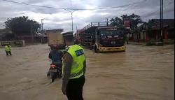 Sungai Rambut Meluap, Jalur Pantura Perbatasan Tegal-Pemalang Terendam Banjir