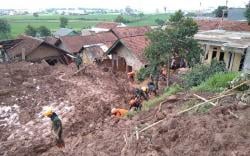 Pakar Geologi ITB Ingatkan Ancaman Longsor Susulan di Cimanggung Sumedang<