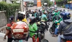 Video Pengemudi Ojol Terlibat Cekcok dengan 4 Pria Diduga Debt Collector di Sawah Besar Jakarta