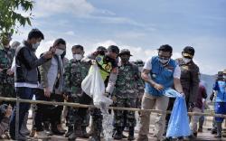 Gubernur, Pangdam, dan Kapolda Naik Motor ke Sungai Citarum, Ini yang Mereka Lakukan<