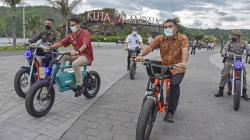 Gowes Sepeda Listrik Buatan Lokal, Sandiaga Uno Keliling Lokasi Wisata Mandalika