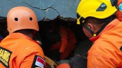 Perjuangan Basarnas Evakuasi Korban Gempa Majene Terjebak Reruntuhan Bangunan