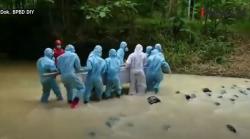 Video Viral Petugas APD Lengkap Gotong Peti Mati Pasien Covid-19 Seberangi Sungai di Yogyakarta