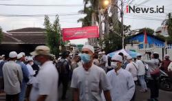 Video Habib Ali bin Abdurrahman Assegaf Wafat, Jamaah Datangi Kediaman