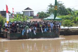 Ridwan Kamil Sebut Sungai Citarum Tercemar Ringan, bjb Tebar Ikan di Sektor 6<