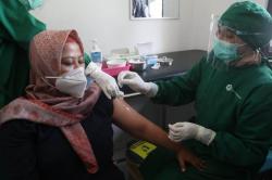 Vaksinasi Tenaga Kesehatan di Jateng: Solo Tertinggi, Brebes Terendah<