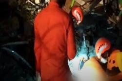 Video Tim SAR Evakuasi 2 Korban Tewas di Majene, Sulbar