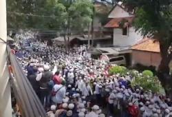Video Gemuruh Takbir Sambut Kedatangan Jenazah Habib Ali bin Abdurahman Assegaf