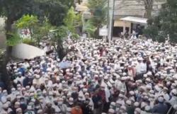 Video Ribuan Jamaah Padati Lokasi Pemakaman Habib Ali bin Abdurrahman Assegaf