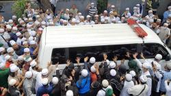 Ribuan Jemaah Berdesakan Berebut Peluk Ambulans Pembawa Jenazah Habib Ali