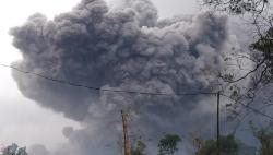 Gunung Semeru Meletus, Lima Kecamatan di Lumajang Diguyur Hujan Abu Vulkanik<