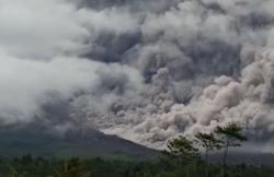Video Gunung Semeru Meletus, Luncurkan Awan Panas Sejauh 4,5 Kilometer