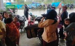Tenda Pengungsian Korban Gempa Majene Diterjang Hujan Badai, Warga Berhamburan