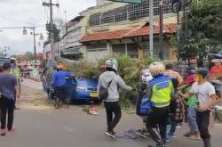 Dramatis, Angkot Tertimpa Pohon Tumbang Terekam CCTV di Cianjur<