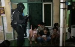 Asyik Pesta Miras dan Selingkuh di Kosan, Remaja di Tasikmalaya Digerebek Polisi<