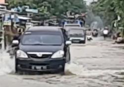 Video Puluhan Rumah dan Jalan Terendam Banjir di Majalengka<