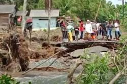 Video Ribuan Warga Terisolir di Kalsel Akibat Jalan Penghubung Rusak 