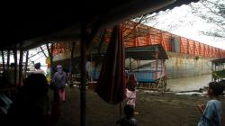 Kapal Tongkang Terdampar Hancurkan 2 Warung di Pantai Utara Tegal