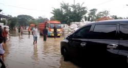 Video Kendaraan Nekat Melintas di Jalan Banjir, Warga Cirebon Ngamuk Minta Putar Balik