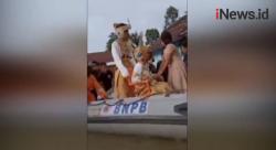 Video Tim BPBD Luwu Utara Evakuasi Sepasang Pengantin Nikah di Tengah Banjir