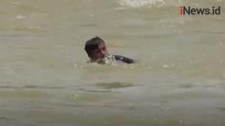 Video Warga Sikka NTT Bertaruh Nyawa Menyeberangi Sungai Demi Beli Makanan