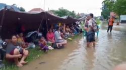 Banjir Masih Tinggi, Warga Cirebon Dirikan Tenda di Tepi Sungai<