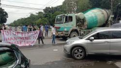 Jalan Rusak akibat Dilewati Truk Kelebihan Tonase, Mahasiswa di Deliserdang Demo