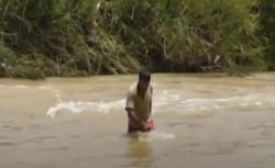 Video Warga di NTT Terpaksa Menyebrangi Sungai akibat Jembatan Putus