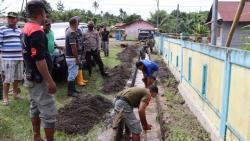 Aparat TNI-Polri dan Warga Bersihkan Kawasan Pascabanjir di Halmahera Utara <