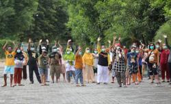 Mengharukan, Pertemuan Jarak Jauh Ganjar dengan Pasien Covid-19  di Asrama Haji Donohudan<