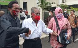 Digugat Anak Kandung Rp3 Miliar, Ayah Renta Dipapah Jalani Sidang di PN Bandung<