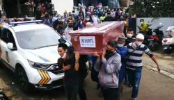 Jenazah Pramugari NAM Air Tiba di KBB, Keluarga Sambut dengan Isak Tangis