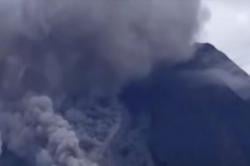 Video Gunung Merapi Muntahkan 3 Kali Awan Panas dan 47 Kali Guguran Lava