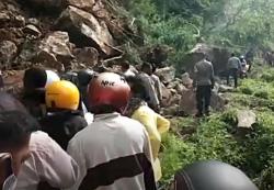 Video Longsor Terjang Ruas Jalan Ende-Maumere, 9 Kabupaten Terisolir