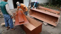 Pesanan Peti Mati Khusus Covid-19 Meningkat di Surabaya