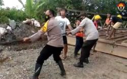 Beredar Video Kapolsek Mataraman Tarik Kerangka Jembatan Darurat di Banua