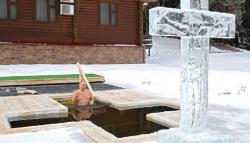 Ritual Kristen Ortodoks, Presiden Putin Berendam di Air Es hanya Pakai Celana Renang