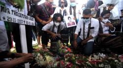 Tabur Bunga di Makam Jenazah Pramugari Sriwijaya Air Mia Tresetyani Wadu