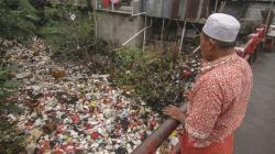 Kali Cijantung Cimanggis Tertutup Sampah Jadi Penyebab Banjir Depok 