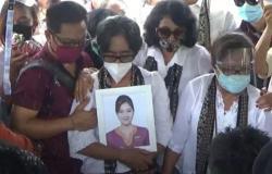 Tangis Haru Iringi Pemakaman Pramugari Siwijaya Air Mia Tresetyani Wadu