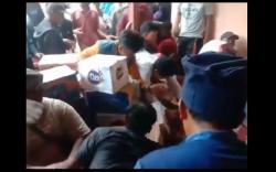 Beredar Video Korban Gempa Majene Berebut Bantuan di Rumah Camat